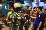 Petugas gabungan TNI-Polri bubarkan kerumunan remaja di Muara Angke