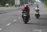 Pengendara motor melintas di jalur Pantura Lohbener, Indramayu, Jawa Barat, Minggu (26/4/2020). Sejak diberlakukannya larangan mudik oleh Pemerintah pada jumat (24/4) lalu, arus lalu lintas di jalur pantura dari arah Jakarta menuju Jawa Tengah terpantau Lengang. ANTARA JABAR/Dedhez Anggara/agr