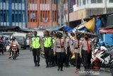 Polisi melakukan patroli penegakan aturan Pembatasan Sosial Berskala Besar (PSBB) di kawasan Pasar Baru Banjarmasin, Kalimantan Selatan, Senin (27/4/2020). Kegiatan tersebut sebagai upaya POLRI untuk mendukung aturan pemerintah saat PSBB di Kota Banjarmasin serta memberikan edukasi tentang penanganan dan pencegahan penyebaran COVID-19 di tempat keramaian. Foto Antaranews Kalsel/Bayu Pratama S.