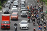 Sejumlah kendaraan melintas di jalan Raya Darmo, Surabaya, Jawa Timur, Selasa (28/4/2020). Pemerintah telah resmi memberlakukan Pembatasan Sosial Berskala Besar (PSBB) di Kota Surabaya dan sebagian wilayah di Kabupaten Sidoarjo dan Gresik pada 28 April 2020 sebagai upaya pencegahan penyebaran COVID-19. Antara Jatim/Moch Asim/zk.