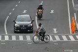 Sejumlah kendaraan melintas di jalan Raya Darmo, Surabaya, Jawa Timur, Selasa (28/4/2020). Pemerintah telah resmi memberlakukan Pembatasan Sosial Berskala Besar (PSBB) di Kota Surabaya dan sebagian wilayah di Kabupaten Sidoarjo dan Gresik pada 28 April 2020 sebagai upaya pencegahan penyebaran COVID-19. Antara Jatim/Moch Asim/zk.