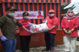 Sabran bersaudara serahkan 1.000 paket sembako ke DPC PDIP Kobar
