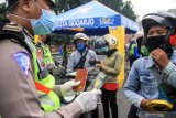 Petugas memeriksa surat nikah warga yang akan masuk ke Sidoarjo di cek point Pos Polantas Waru, Sidoarjo, Jawa Timur, Selasa (28/4/2020). Petugas gabungan memperketat akses masuk ke Sidoarjo dengan melakukan screening atau pemeriksaan kepada warga di hari pertama pelaksanaan Pembatasan Sosial Berskala Besar (PSBB) di Sidoarjo. Antara Jatim/Umarul Faruq/zk