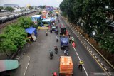 Sejumlah pengendara di cek point petugas yang akan masuk ke Sidoarjo di Pos Polantas Waru, Sidoarjo, Jawa Timur, Selasa (28/4/2020). Petugas gabungan memperketat akses masuk ke Sidoarjo dengan melakukan screening atau pemeriksaan kepada warga di hari pertama pelaksanaan Pembatasan Sosial Berskala Besar (PSBB) di Sidoarjo. Antara Jatim/Umarul Faruq/zk