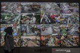 Operator Dinas Perhubungan (Dishub) Kota Tasikmalaya memantau arus lalu lintas di sejumlah titik persimpangan melalui CCTV di Area Traffic Control Sistem (ATCS) Kota Tasikmalaya, Jawa Barat, Selasa (28/4/2020). Menurut petugas ATCS meskipun setiap 15 menit petugas mengimbau untuk menerapkan phisycal distancing dan tetap di rumah, nyaris semua titik terpantau tetap ramai hilir-mudik kendaraan roda dua dan roda empat. ANTARA JABAR/Adeng Bustomi/agr