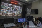 Operator Dinas Perhubungan (Dishub) Kota Tasikmalaya memantau arus lalu lintas di sejumlah titik persimpangan melalui CCTV di Area Traffic Control Sistem (ATCS) Kota Tasikmalaya, Jawa Barat, Selasa (28/4/2020). Menurut petugas ATCS meskipun setiap 15 menit petugas mengimbau untuk menerapkan phisycal distancing dan tetap di rumah, nyaris semua titik terpantau tetap ramai hilir-mudik kendaraan roda dua dan roda empat. ANTARA JABAR/Adeng Bustomi/agr