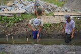 Pekerja mengerjakan proyek infrastruktur saluran air Program Padat karya Tunai (PDKT) yang dibiayai anggaran Dana Desa (DD) di Desa Bendiljati Wetan, Tulungagung, Jawa Timur, Selasa (28/4/2020). Pandemi corona memaksa pemerintah mengalihkan sebagian (sekitar 25-30 persen atau berkisar Rp24 triliun hingga Rp30 triliun) anggaran Dana Desa untuk Program Padat karya Tunai Desa (PDKT) yang sebelumnya dialokasikan total sebesar Rp72 triliun, untuk bantuan sosial guna meredam dampak tekanan ekonomi akibat pandemi COVID-19. Antara Jatim/Destyan Sujarwoko/zk.