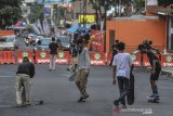 Sejumlah anggota komunitas skateboard bermain skateboard di jalan yang ditutup sementara di Kota Tasikmalaya, Jawa Barat, Selasa (28/4/2020). Penutupan jalan tersebut bertujuan untuk memutus mata rantai penyebaran COVID-19 dan menghindari terjadinya aktivitas masyarakat saat jelang berbuka puasa. ANTARA JABAR/Adeng Bustomi/agr