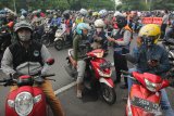 Petugas memeriksa dokumen kependudukan warga yang akan masuk ke Surabaya di Bundaran Waru, Surabaya, Jawa Timur, Selasa (28/4/2020). Petugas gabungan memperketat akses masuk ke Surabaya dengan melakukan screening atau pemeriksaan kepada warga di hari pertama pelaksanaan Pembatasan Sosial Berskala Besar (PSBB) di Surabaya. Antara Jatim/Didik/Zk