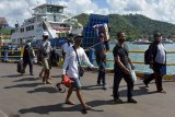 Sejumlah penumpang membawa barang menuju kapal saat akan menyeberang ke Pulau Nusa Penida di Pelabuhan Padangbai, Karangasem, Bali, Selasa (28/4/2020). Pelabuhan Padangbai masih beroperasi namun terbatas hanya untuk kendaraan pengangkut barang atau Logistik, penumpang menuju Pulau Nusa Penida, dan penumpang dengan Kartu Tanda Penduduk (KTP) Provinsi NTB menyusul kebijakan pemerintah setempat yang mengizinkan warganya pulang kampung di tengah pandemi COVID-19. ANTARA FOTO/Nyoman Hendra Wibowo/nym