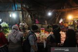 Suasana aktivitas jual beli tanpa menerapkan phsycal distancing atau jarak fisik di Pasar Malam Sayur Amal Belitung, Banjarmasin, Kalimantan Selatan, Rabu (29/4/2020). Kebijakan Pembatasan Sosial Berskala Besar (PSBB) dalam percepatan penanganan COVID-19 tetap memperbolehkan kegiatan yang berkaitan dengan kebutuhan pangan tetap beroperasi namun masih banyak pasar di Kota Banjarmasin belum memerhatikan aspek kesehatan salah satunya phsyical distancing atau jarak fisik. Foto Antaranews Kalsel/Bayu Pratama S.