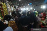 Suasana aktivitas jual beli tanpa menerapkan phsycal distancing atau jarak fisik di Pasar Malam Sayur Amal Belitung, Banjarmasin, Kalimantan Selatan, Rabu (29/4/2020). Kebijakan Pembatasan Sosial Berskala Besar (PSBB) dalam percepatan penanganan COVID-19 tetap memperbolehkan kegiatan yang berkaitan dengan kebutuhan pangan tetap beroperasi namun masih banyak pasar di Kota Banjarmasin belum memerhatikan aspek kesehatan salah satunya phsyical distancing atau jarak fisik. Foto Antaranews Kalsel/Bayu Pratama S.