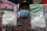 Polisi menunjukkan barang bukti saat ungkap kasus peredaran narkotika di Polrestabes Surabaya, Jawa Timur, Rabu (29/4/2020). Pada periode 1-29 April 2020 Satresnarkoba Polrestabes Surabaya mengungkap 23 kasus penyalahgunaan narkotika dengan menangkap 31 tersangka dan mengamankan sejumlah barang bukti beberapa diantaranya sabu seberat 11,2 kilogram, pil ekstasi sebanyak 7.600 butir dan pil Double L (koplo) sebanyak 24.000 butir. Antara Jatim/Didik/Zk