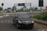 Pengemudi mobil dari luar kota lolos dari cek poin larangan mudik di pintu keluar tol Lawang, Malang, Jawa Timur, Rabu (29/4/2020). Longgarnya penjagaan terutama saat jam istirahat dimanfaatkan  pengemudi mobil dari luar kota yang sebagian adalah para pemudik untuk dapat lolos dari cek poin larangan mudik tanpa pemeriksaan. Antara Jatim/Ari Bowo Sucipto/zk.