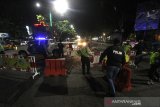 Pihak kepolisian melakukan penyekatan jalan keluar maupun masuk ke Kota di Jalan Ahmad Yani perbatasan Kota Banjarmasin, Kalimantan Selatan, Selasa (28/4/2020) malam. Untuk memaksimalkan Pembatasan Sosial Berskala Besar (PSBB) di Kota Banjarmasin pihak Kepolisian Resor Kota Banjarmasin memperketat pemberlakuan jam malam dengan dilakukan penyekatan jalan masuk ke dalam Kota dengan akses terbatas dan jalan keluar pada pukul 00.00 Wita hingga 06.00 Wita di tutup. Foto Antaranews Kalsel/Bayu Pratama S.