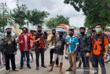 Organisasi pemuda Pangkep bagikan masker dan nasi kotak kepada warga