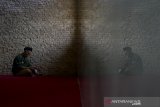 Pengurus Masjid membaca ayat pada kitab suci Al Quran di Masjid Raya Bandung, Jawa Barat, Kamis (30/4/2020). Pada bulan Ramadhan, selain berpuasa umat islam juga memperbanyak kegiatan ibadah seperti tadarus Al Quran, itikaf, berzikir dan shalat sunnah guna menambah amalan di bulan yang penuh hikmah. ANTARA JABAR/Raisan Al Farisi/agr