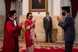 Presiden Joko Widodo (kanan) memberikan ucapan selamat kepada Hakim Mahkamah Konstitusi (MK) Manahan Sitompul (kiri) seusai dilantik di Istana Negara, Jakarta, Kamis (30/4/2020). Manahan Sitompul kembali dilantik sebagai Hakim MK masa jabatan 2020-2025 setelah masa jabatannya sebagai Hakim MK pada periode sebelumnya habis pada 28 April 2020 lalu. ANTARA FOTO/Sigid Kurniawan/nym.