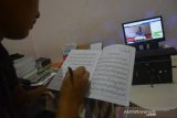 Santri mengikuti kajian kitab kuning Arbain Nawawi yang dipimpin putra pengasuh Ponpes Mambaul Ma'arif Denanyar, Ahmad Athoillah atau Gus Ayik secara daring di Kabupaten Jombang, Jawa Timur, Kamis (30/4/2020). Berbeda dari Ramadhan tahun-tahun sebelumnya, akibat pandemi virus Corona pengajian kitab kuning saat ini dilakukan secara online. Ini dilakukan agar santri yang pulang kampung tetap bisa mengikuti kajian kitab kuning selama bulan Ramadhan 1441 H. Antara Jatim/Syaiful Arif/zk