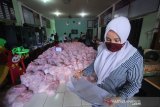 Lurah Kuripan Rusdiana melakukan pengecekkan data saat penyerahan paket sembako bantuan dari Pemerintah Kota di Kantor Kelurahan Kuripan Banjarmasin, Kalimantan Selatan, Jumat (1/5/2020). Ratusan paket bantuan sembako tersebut akan didistribusikan oleh Pemerintah Kota Banjarmasin kepada masyarakat di Kelurahan Kuripan Kecamatan Banjarmasin Timur yang terdampak pandemi COVID-19. Foto Antaranews Kalsel/Bayu Pratama S.