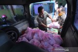 Petugas menata paket sembako bantuan dari Pemerintah Kota yang akan di bagikan kepada masyarakat di Kantor Kelurahan Kuripan Banjarmasin, Kalimantan Selatan, Jumat (1/5/2020). Ratusan paket bantuan sembako tersebut akan didistribusikan oleh Pemerintah Kota Banjarmasin kepada masyarakat di Kelurahan Kuripan Kecamatan Banjarmasin Timur yang terdampak pandemi COVID-19. Foto Antaranews Kalsel/Bayu Pratama S.