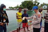 Polres Supiori bagikan masker kepada warga pesisir