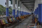 Suasana Terminal Tipe A Indihiang di Kota Tasikamalaya, Jawa Barat, Jumat (1/5/2020). Akibat diberlakukannya larangan mudik selama pandemi COVID-19 membuat terminal tersebut tidak beroperasi selama tiga pekan. ANTARA JABAR/Adeng Bustomi/agr