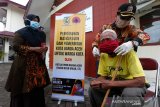 Ketua DPRK Banda Aceh Farid Nyak Umar memakaikan masker pada salah seorang penghuni panti jompo Rumoh Seujahtra Geunaseh Sayang, di Gampong Laglumpang, Ulee kareng, Banda Aceh, Jumat (1/5/2020). Ketua DPRK menyalurkan bantuan masker dari Pemerintah Kota Banda Aceh guna mencegah penyebaran virus Corona (COVID-19). Antara Aceh/Irwansyah Putra