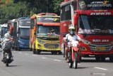 Pengusaha bus pariwisata yang tergabung dalam Indonesia Medium Bus Community (IMBC) mengikuti konvoi bertajuk 'Kampanye Peduli Covid-19' di Kota Kediri, Jawa Timur, Kamis (30/4/2020). Aksi simpatik memanaskan mesim puluhan bus dari Tulungagung, Blitar, Trenggalek, Nganjuk, dan Kediri tersebut guna mendukung pemerintah melarang mudik agar pandemi COVID-19 segera berakhir sehingga usaha perjalanan wisata dapat kembali berjalan normal. Antara Jatim/Prasetia Fauzani/zk.