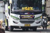 Pengusaha bus pariwisata yang tergabung dalam Indonesia Medium Bus Community (IMBC) mengikuti konvoi bertajuk 'Kampanye Peduli Covid-19' di Kota Kediri, Jawa Timur, Kamis (30/4/2020). Aksi simpatik memanaskan mesim puluhan bus dari Tulungagung, Blitar, Trenggalek, Nganjuk, dan Kediri tersebut guna mendukung pemerintah melarang mudik agar pandemi COVID-19 segera berakhir sehingga usaha perjalanan wisata dapat kembali berjalan normal. Antara Jatim/Prasetia Fauzani/zk.