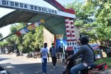 Relawan menghentikan pengendara di pos pemeriksaan Desa Segulung, Dagangan, Kabupaten Madiun, Jawa Timur, Sabtu (2/5/2020). Relawan desa tersebut menyeleksi setiap orang yang  memasuki wilayah desanya untuk mengantisipasi datangnya pemudik dan warga luar desa, bila ada pemudik bersikukuh pulang maka akan dikarantina guna pencegahan penyebaran COVID-19. Antara Jatim/Siswowidodo/zk.