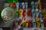 Penjual menata mainan kapal otok-otok di pasar tradisional Citra Niaga Kabupaten Jombang, Jawa Timur, Sabtu (2/5/2020). Meski mainan berbahan plastik membanjiri pasar, namun mainan tradisional kapal otok-otok berbahan dasar kaleng yang dijual R015 ribu-Rp20 ribu tergantung ukuran masih laku di pasaran. Antara Jatim/Syaiful Arif/