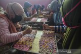 Pekerja membuat kue karakter di rumah produksi Pamijahan, Kota Tasikmalaya, Jawa Barat, Sabtu (2/5/2020). Pelaku usaha mengatakan daya beli kue kering untuk lebaran tahun ini mengalami penurunan dari tahun sebelumnya terjual sekitar 400 bal kue kering menjadi sekitar 50 bal kue kering. ANTARA JABAR/Adeng Bustomi/agr