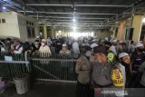 Suasana kediaman almarhum KH Ahmad Zuhdianoor (Guru Zuhdi) di Banjarmasin, Kalimantan Selatan, Sabtu (2/5/2020). Guru Zuhdi salah satu ulama kharismatik di Kalimantan Selatan meninggal dunia di Rumah Sakit Medistra Jakarta. Foto Antaranews Kalsel/Bayu Pratama S.