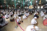 Warga berdoa bersama untuk almarhum KH Ahmad Zuhdianoor (Guru Zuhdi) di Masjid Jami, Banjarmasin, Kalimantan Selatan, Sabtu (2/5/2020). Guru Zuhdi salah satu ulama Kalimantan Selatan meninggal dunia di Rumah Sakit Medistra Jakarta. Foto Antaranews Kalsel/Bayu Pratama S.