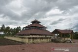 Warga berjalan menuju halaman masjid seusai Shalat Zuhur di Masjid Indrapuri, salah satu masjid tertua di Desa Indra Puri, Kabupaten Aceh Besar, Aceh, Sabtu (2/5/2020). Masjid Indrapuri sebagai situs sejarah dibangun pada masa kerajaan Sultan Iskandar Muda abad ke-16 di atas lahan bekas candi kerajaan Hindu Lamuri menggunakan arsitekur Aceh Kuno dan kontruksi kayu yang hingga saat ini masih berdiri kokoh dan ramai umat muslim beribadah di bulan ramadhan. Antara Aceh/Ampelsa