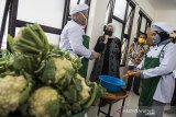 Menteri Ketenagakerjaan Ida Fauziyah (kedua kiri) berbincang dengan peserta pelatihan kerja saat kunjungan kerja di Balai Latihan Kerja (BLK) Lembang, Kabupaten Bandung Barat, Jawa Barat, Sabtu (2/5/2020). Pelatihan tersebut bertujuan untuk memberikan bekal keterampilan dasar dan meningkatkan ketahanan ekonomi bagi tenaga kerja yang terdampak COVID-19. ANTARA JABAR/M Agung Rajasa/agr