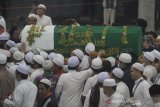 Sejumlah kerabat mengangkat keranda berisi jenazah KH Ahmad Zuhdiannoor atau Guru Zuhdi di Aula Majta di dekat kediaman di Banjarmasin, Kalimantan Selatan, Sabtu (2/5/2020). Proses pemakaman Guru Zuhdi tersebut hanya di saksikan oleh keluarga dan kerabat dekat saja untuk mencegah penyebaran COVID-19. Foto Antaranews Kalsel/Bayu Pratama S.