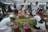 Pelayat memanjatkan doa di makam KH Ahmad Zuhdiannoor atau Guru Zuhdi di Aula Majta di dekat rumah duka di Banjarmasin, Kalimantan Selatan, Sabtu (2/5/2020). Proses pemakaman Guru Zuhdi tersebut hanya di saksikan oleh keluarga dan kerabat dekat saja untuk mencegah penyebaran COVID-19. Foto Antaranews Kalsel/Bayu Pratama S.