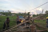 Personel Polres Biak bongkar palang jalan di wilayah kampung baru