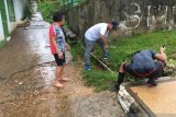 Bupati Kepulauan Tanimbar turun bersama warga atasi banjir di Saumlaki