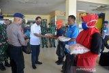 Pekerja harian lepas memperoleh bantuan paket bahan pokok di Bandara Internasional Sultan Iskandar Muda (SIM), Kabupaten Aceh Besar, Aceh, Senin (4/5/2020). Ditpol Airud Polda Aceh bersama PT Angkasa Pura II dan Lanud SIM menyerahkan bantuan bahan pokok kepada pekerja harian lepas yang kehilangan pekerjaan akibat penutupan Bandara Intenasional Sulatan Iskandar Muda dalam upaya pencegahan dan penyebaran COVID-19. Antara Aceh/Ampelsa.