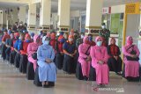 Pekerja harian lepas duduk dikursi menunggu proses penyerahan  bantuan paket bahan pokok  di Bandara Internasional Sultan Iskandar Muda (SIM), Kabupaten Aceh Besar, Aceh, Senin (4/5/2020). Ditpol Airud Polda Aceh bersama PT Angkasa Pura II dan Lanud SIM menyerahkan bantuan bahan pokok kepada pekerja harian lepas yang kehilangan pekerjaan akibat penutupan Bandara Intenasional Sulatan Iskandar Muda dalam upaya pencegahan dan penyebaran COVID-19. Antara Aceh/Ampelsa.