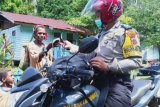 Bhabinkamtibmas Merauke imbau warga Rawa Biru gunakan masker
