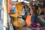 Pedagang memasak makanan khas Aceh, mie goreng dan mie caloek di pusat pasar Banda Aceh, Aceh, Senin (4/5/2020). Menurut pedagang kuliner itu,ermintaan Mie Goreng khas Aceh dan Mie Caloek selama bulan ramadhan meningkat hingga 50 persen dibanding sebelumnya dengan harga Rp10.000 per bungkus. Antara Aceh/Ampelsa.