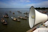 NELAYAN TERDAMPAK COVID-19. Perahu nelayan di Kampung Bulak Cumpat ditambatkan di Pantai Kenjeran, Surabaya, Jawa Timur, Minggu (12/4/2020). Para nelayan di daerah tersebut mengaku pendapatan mereka turun drastis akibat sulitnya menjual hasil tangkapan ikan dan sepinya kunjungan wisatawan untuk menyewa jasa perahu wisata akibat COVID-19. Antara Jatim/Moch Asim/zk