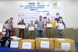 Satgas BUMN peduli penanganan COVID-19 sekaligus CEO PT Pelindo III (persero) cabang Banjarmasin Boy Robyanto (tengah) berfoto bersama usai menyerahkan bantuan alat kesehatan secara simbolis di Posko Satgas Provinsi Kalimantan Selatan BUMN peduli penanganan COVID-19 di Banjarmasin, Kalimantan Selatan, Selasa (5/5/2020). Satgas Provinsi Kalimantan Selatan BUMN peduli menyerahkan 11.047 alat kesehatan yang terdiri dari hazmat dan masker untuk penanggulangan pandemi COVID-19 di Banjarmasin. Foto Antaranews Kalsel/Bayu Pratama S.