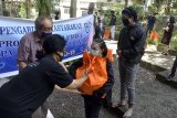 Dosen menyerahkan bantuan kepada mahasiswa Prodi Fisika Fakultas Matematika dan Ilmu Pengetahuan Alam Universitas Udayana di Badung, Bali, Selasa (5/5/2020). Penyerahan bantuan berupa bahan pokok serta uang tunai untuk biaya hidup mahasiswa yang dikumpulkan secara sukarela oleh para dosen dan pegawai tersebut diberikan kepada para mahasiswa yang berasal dari luar daerah yang masih tinggal di rumah kos dan memerlukan bantuan selama masa pandemi COVID-19. ANTARA FOTO/Fikri Yusuf/nym.