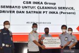 Direktur Pengembangan PT INKA (Persero), Agung Sedaju (kedua kanan) menyerahkan bantuan bahan pokok warga terdampak pandemi COVID-19 secara simbolis kepada tenaga kebersihan di Aula Graha INKA Madiun, Jawa Timur, Rabu (6/5/2020). PT INKA bersama anak dan cucu perusahaan serta afiliasinya menyerahkan bantuan bahan pokok sebanyak 392 paket kepada warga Kota Madiun dan 237 paket kepada tenaga kebersihan, sopir dan Satpam PT INKA grup. Antara Jatim/Siswowidodo/zk.