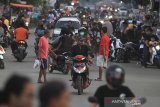 Sejumlah warga memadati salah satu jalan protokol di Indramayu, Jawa Barat, Rabu (6/5/2020). Pemerintah melakukan berbagai upaya guna mencegah penyebaran COVID-19 salah satunya dengan penerapan Pembatasan Sosial Berskala Besar (PSBB), namun kebijakan tersebut masih saja diabaikan karena rendahnya kesadaran masyarakat. ANTARA JABAR/Dedhez Anggara/agr